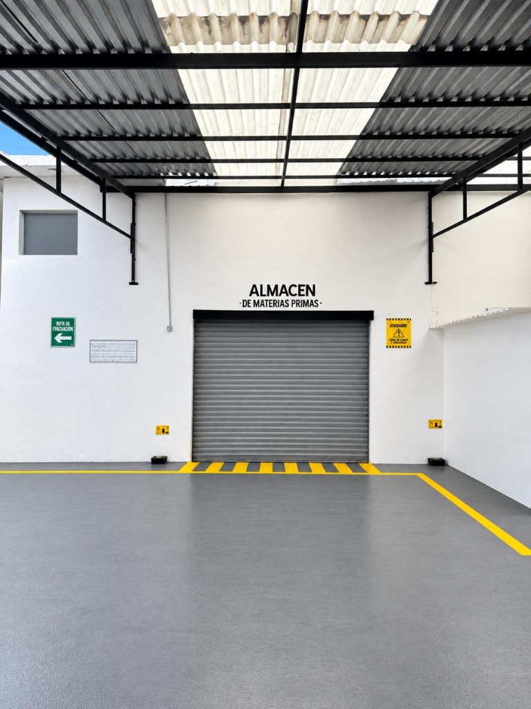 Acceso y Almacén May & Tap Food's